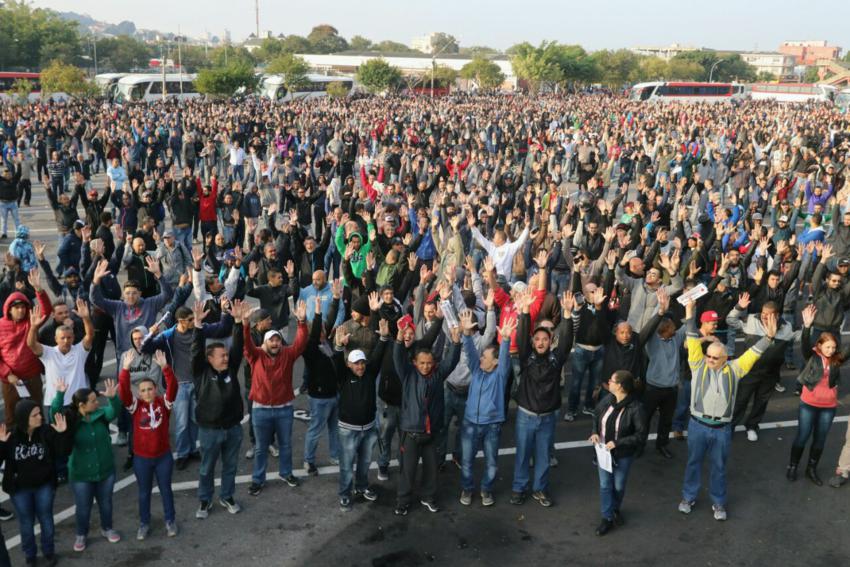 Funcionários da Mercedes aprovam fim da greve