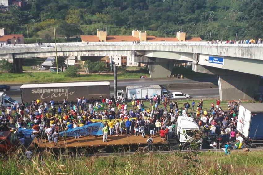 Moradores de S.Bernardo fazem passeata e ato para apoiar caminhoneiros