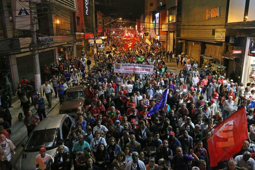 Ato e passeata em São Bernardo pedem liberdade a Lula
