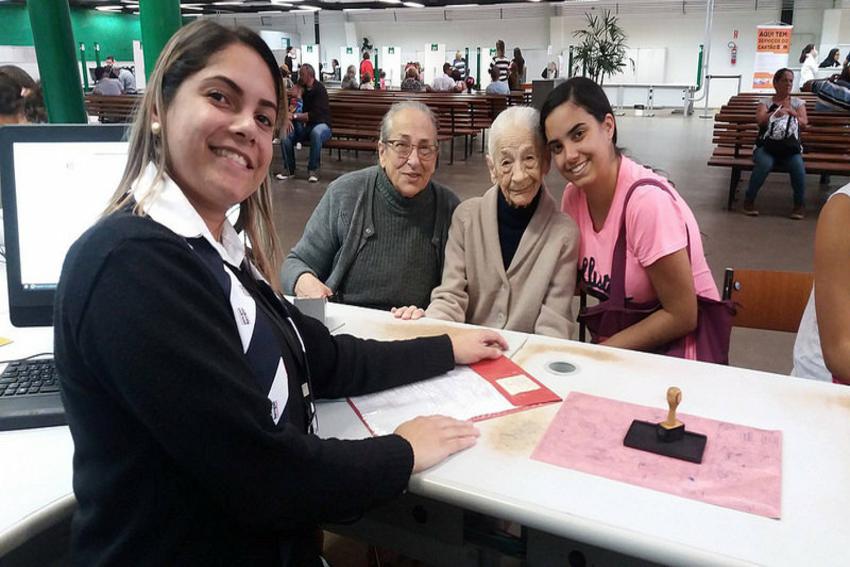 Poupatempo renova RG de 352 idosos com mais de 100 anos