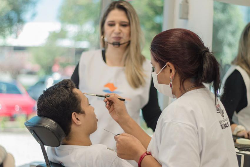 Santo André dá curso gratuito de maquiagem
