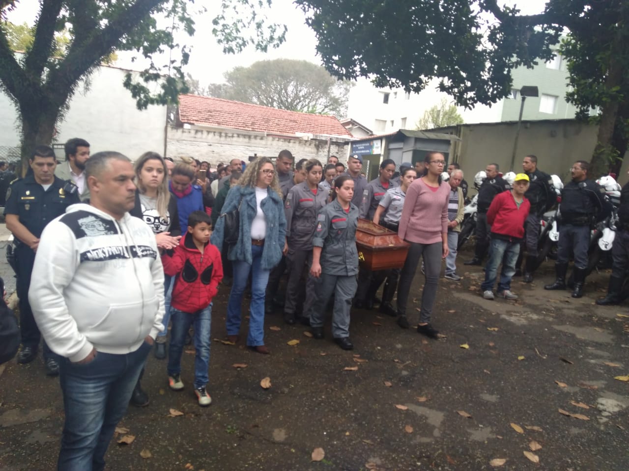Mais de 300 pessoas participam de enterro de policial de São Bernardo; Veja vídeo