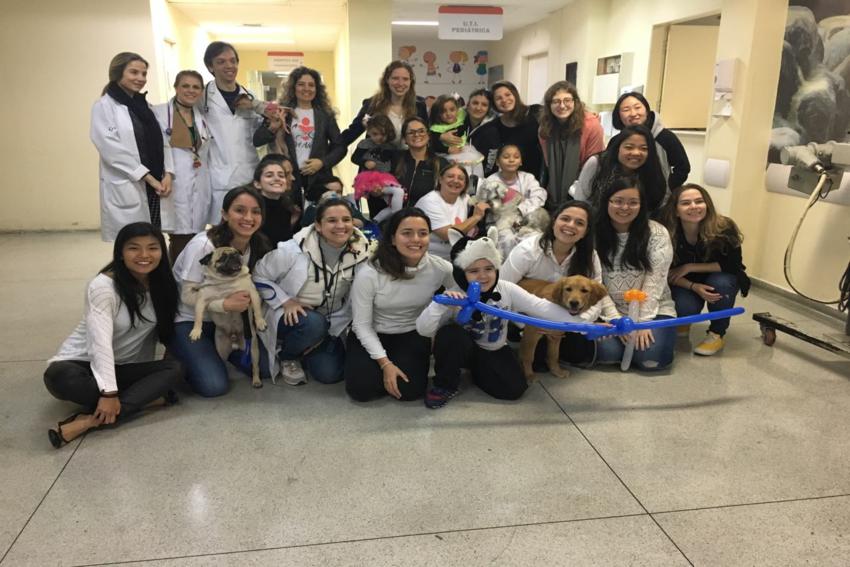 Crianças da pediatria do CHM de Santo André recebem visita de cães terapeutas