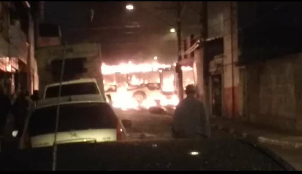 Ônibus é incendiado por criminosos em Diadema