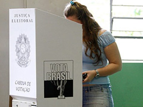 Uso de celular na cabine de votação é proibido pela Justiça Eleitoral
