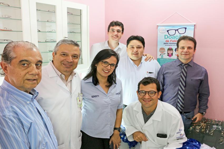 FMABC doa óculos especiais a crianças carentes com problema visual grave