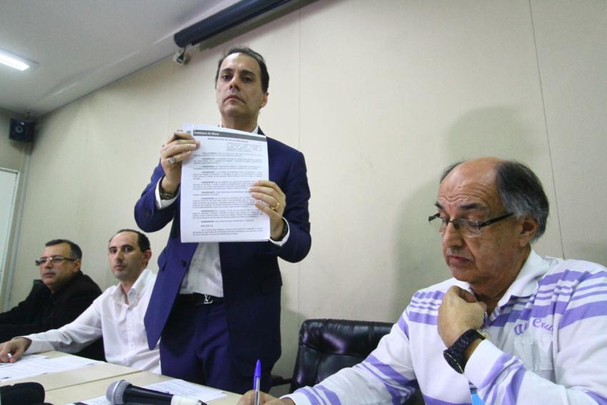 Atila revoga decreto de Alaíde e acusa vice de gerar R$ 2,4 milhões em gastos