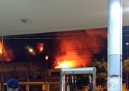 Distribuidora de Peças pega fogo em Santo André
