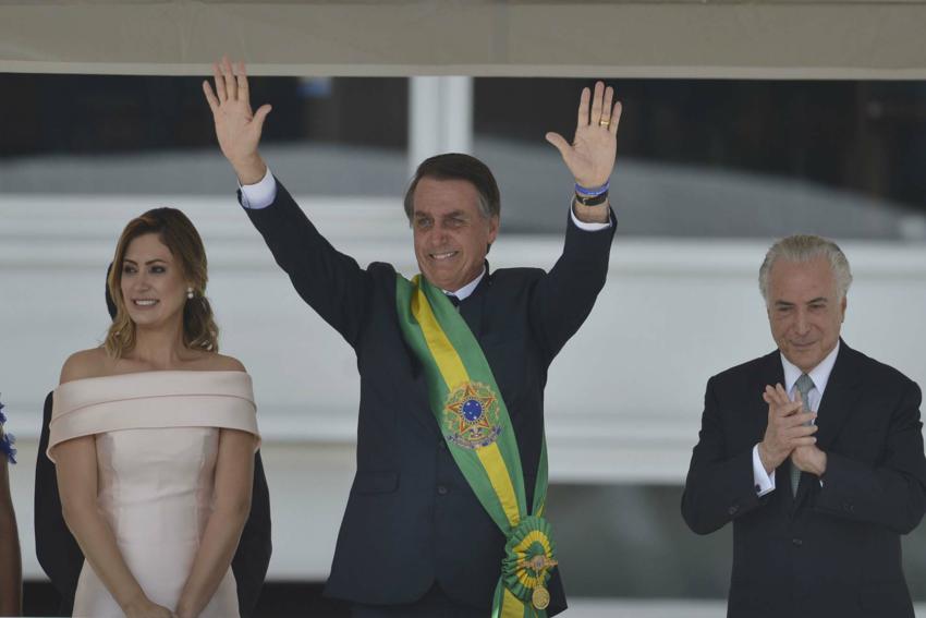 Jair Bolsonaro toma posse e promete restabelecer ordem no País