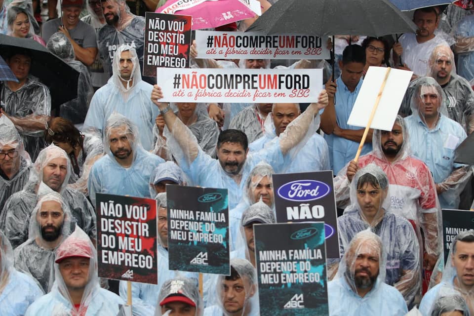 Metalúrgicos fazem passeata contra fechamento da Ford em São Bernardo