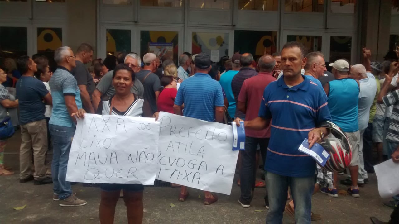 Moradores de Mauá protestam no Paço contra a taxa de lixo; Veja vídeo