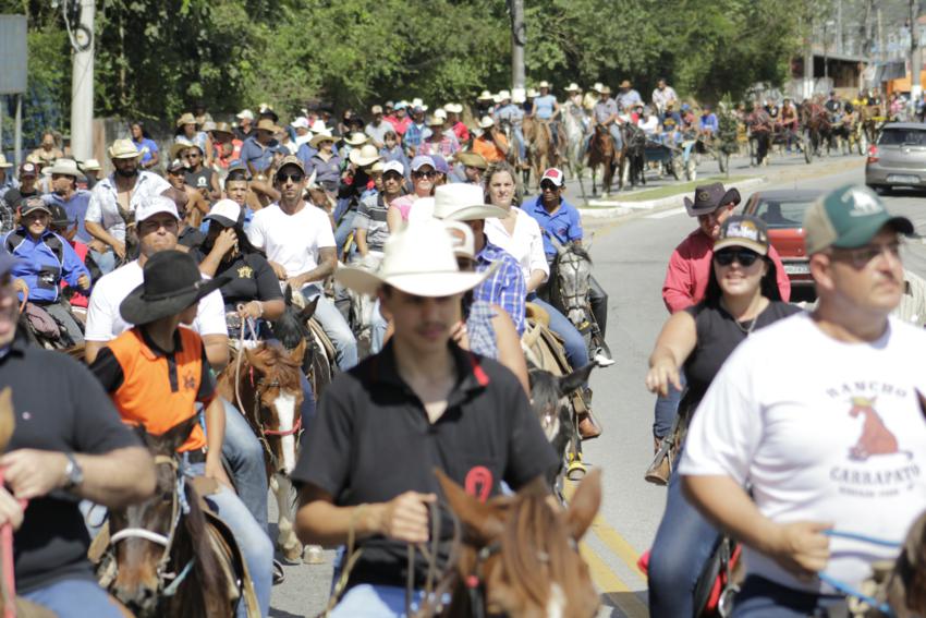 Cavalgada atrai 250 cavaleiros e amazonas na Festa do Pilar
