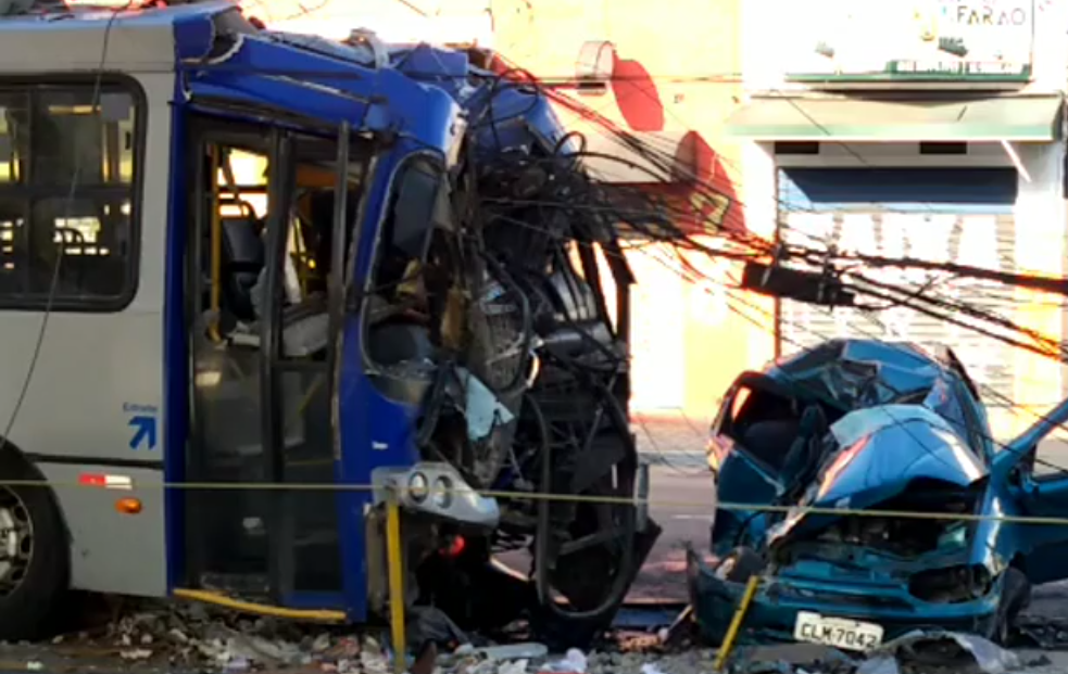 Grave acidente em Sto.André entre ônibus e carro deixa 2 mortos e 3 feridos