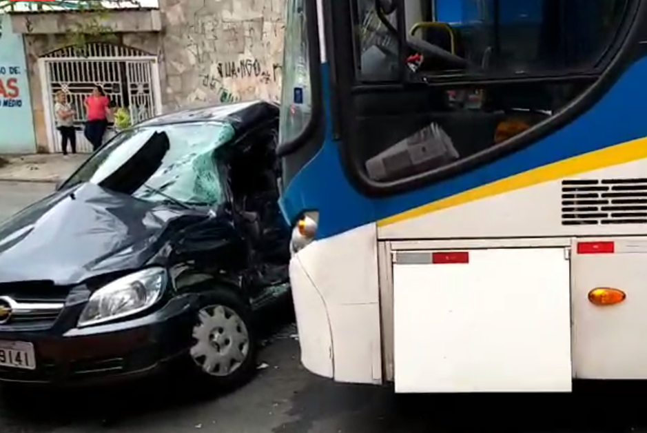 Mais um acidente de ônibus com carro em Santo André nesta terça-feira