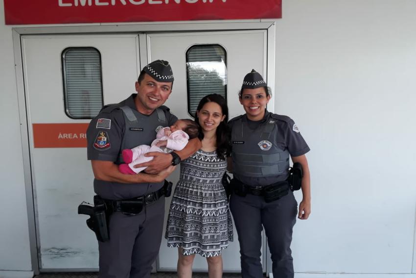 Policiais militares de S.Bernardo salvam bebê de 45 dias que estava engasgada