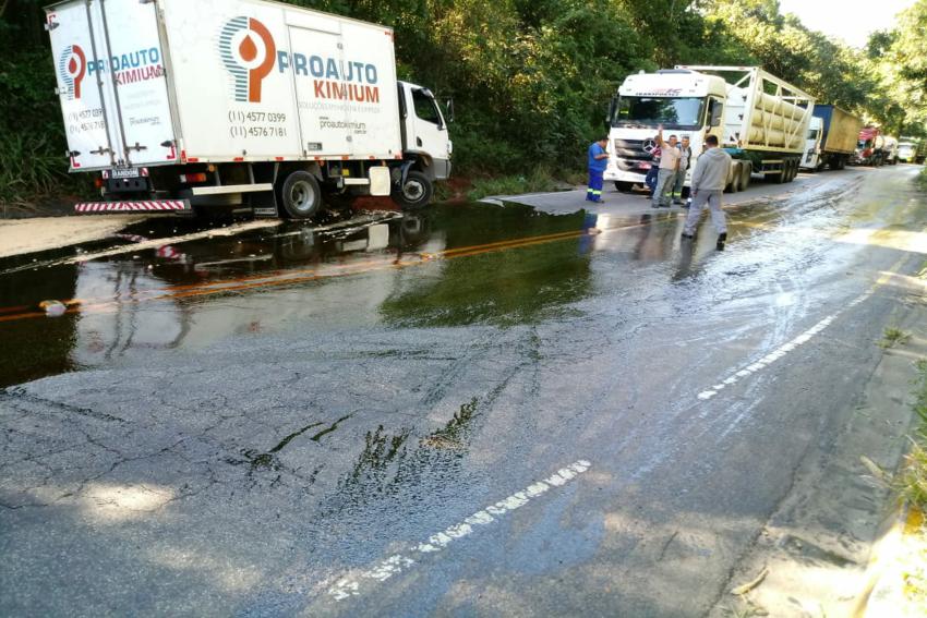 Caminhão tomba com óleo lubrificante e avenida em Mauá é bloqueada