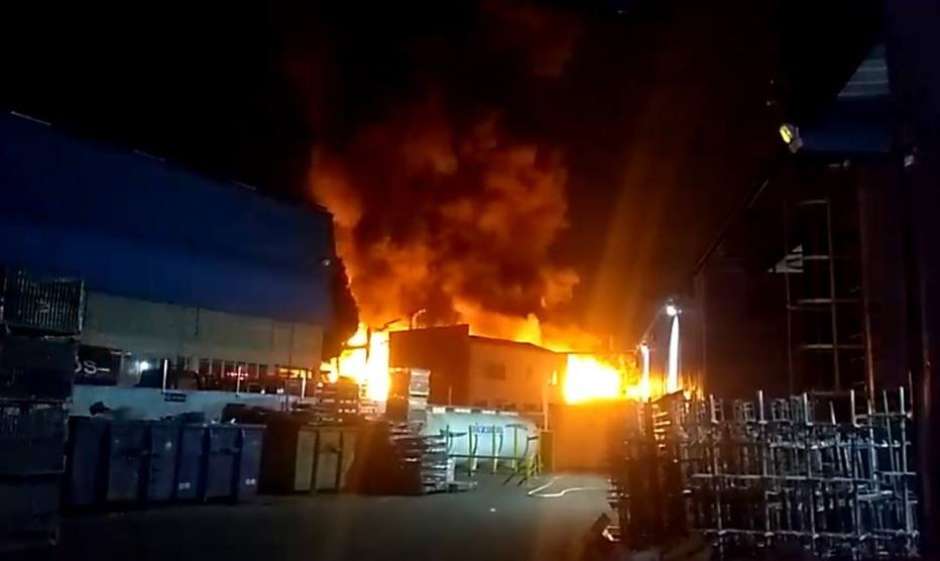 Queda de balão provoca incêndio em fábrica de São Bernardo