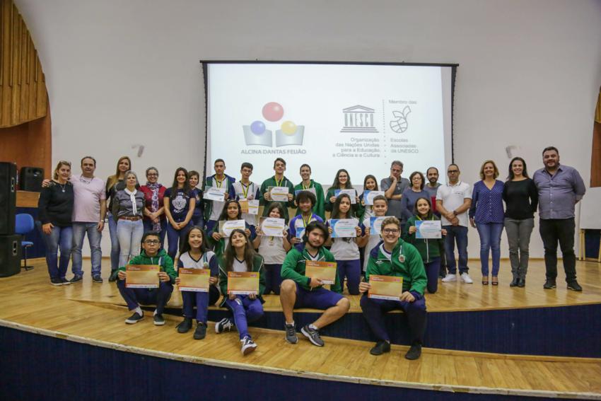Alunos da escola Alcina, de S.Caetano, ganham medalhas em competição internacional