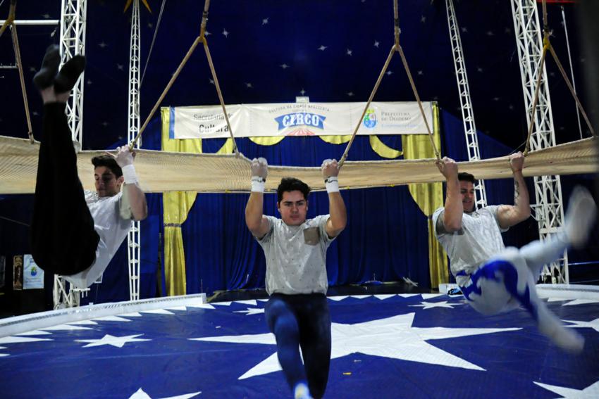 Trapezista do Circo Escola Diadema se apresentará na Arábia Saudita
