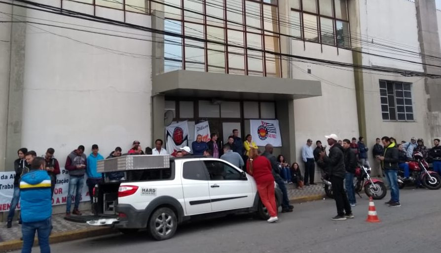 Demitidos da Adria fazem assembleia na porta da empresa em S.Caetano