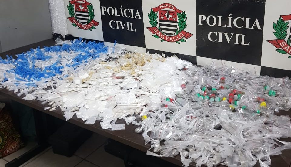 Polícia prende mulher com 1,6 mil porções de drogas em Diadema