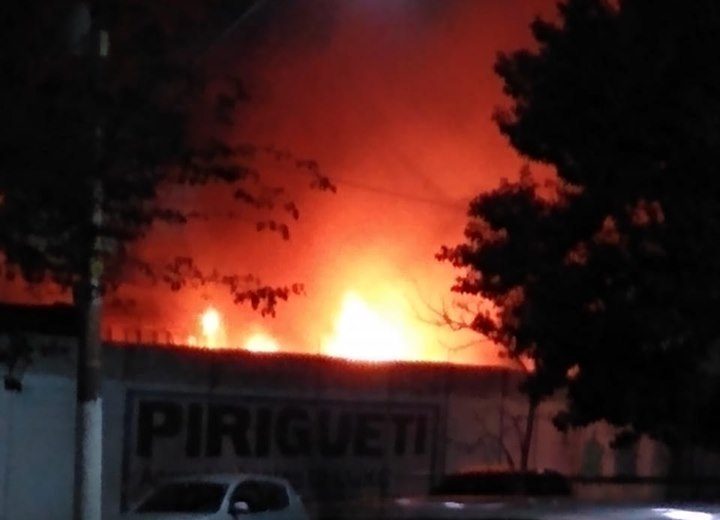 Em Santo André, garagem de ônibus pega fogo 