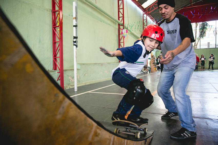 Escola São Caetano oferece oficina de skate a seus alunos