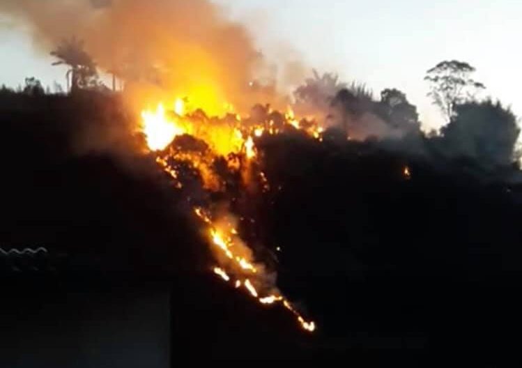 Morro da Igreja Santo Antônio em Ribeirão Pires pega fogo