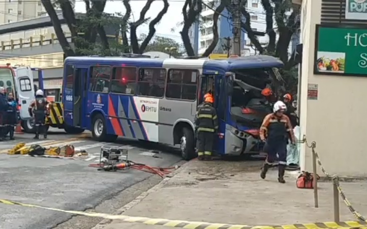 Ônibus invade loja em Sto.André e motorista fica preso nas ferragens