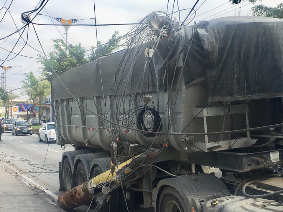 Caminhão derruba poste em Mauá e Câmara cancela sessão; Veja vídeo