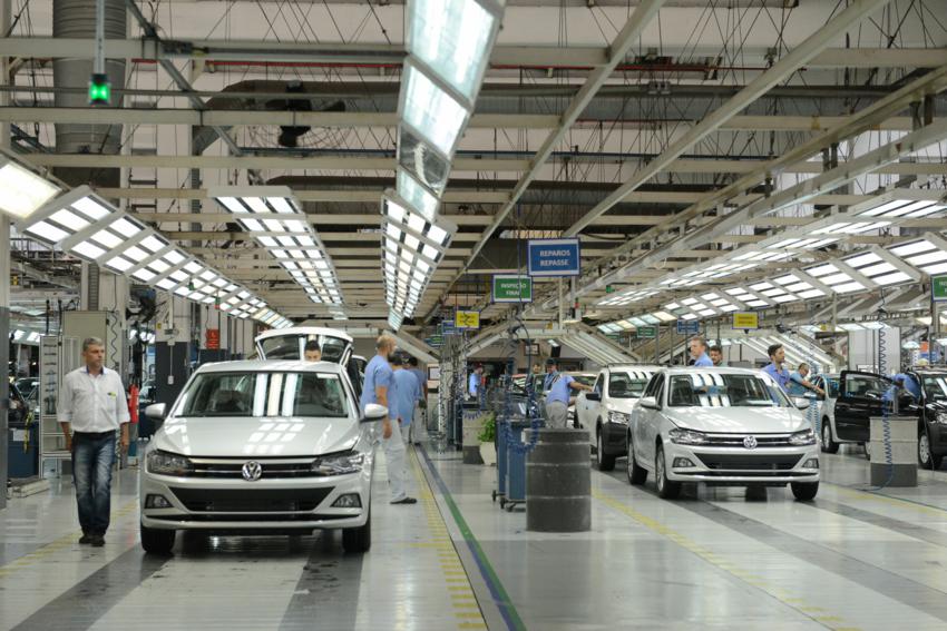 Agravamento da pandemia faz Volkswagen suspender produção