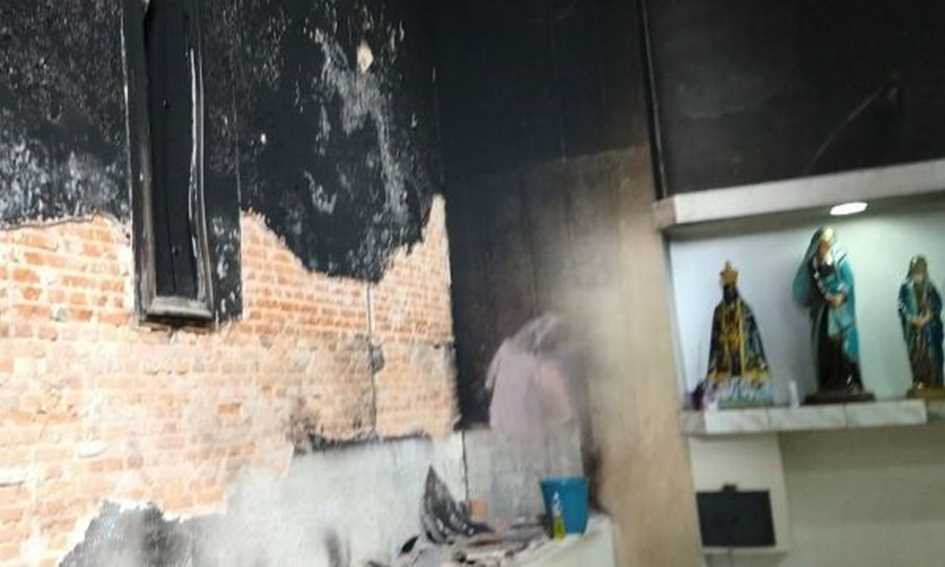 Em S.Caetano, paredes da Igreja Nossa Sra. Aparecida são atingidas por chamas