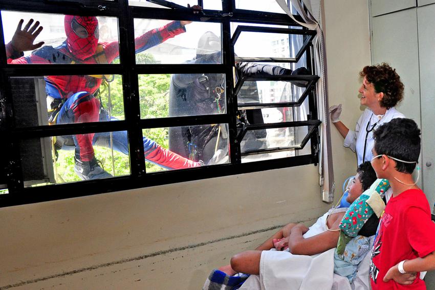 Centro Hospitalar Municipal recebe super-heróis em ação de Dia das Crianças