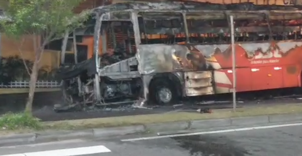 Um ônibus e um carro foram destruídos por fogo em Santo André