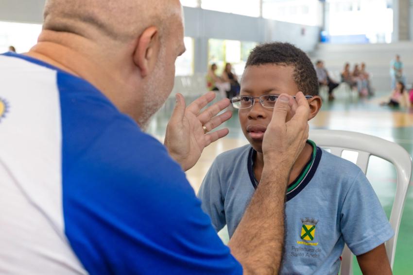 Em Santo André, 400 alunos recebem óculos gratuitos