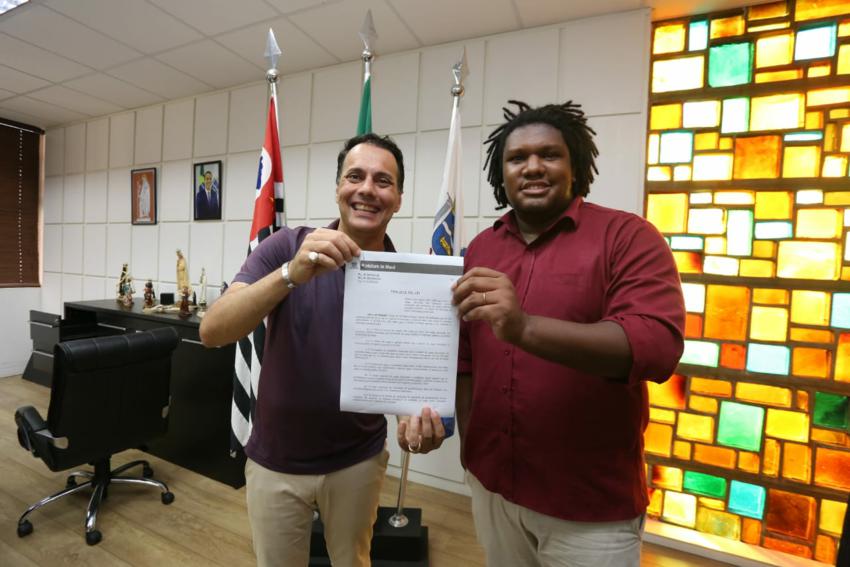Atila assina projeto para cota de 20% a negros em concursos de Mauá