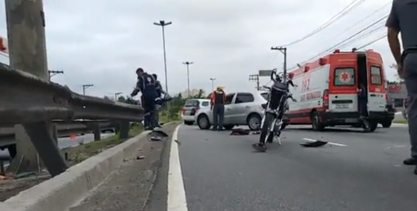 Em S.Bernardo, acidente entre moto e caminhão na av. Lions deixa duas vítimas
