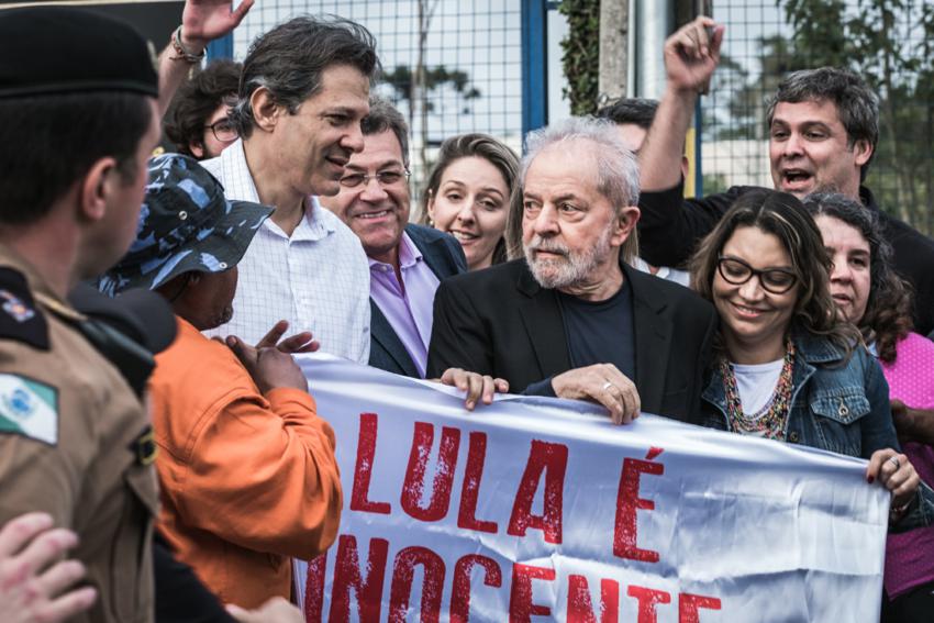 Após Justiça autorizar soltura, Lula deixa carceragem da PF em Curitiba