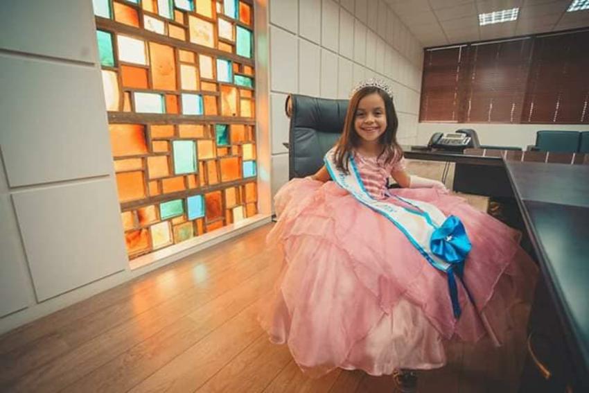 Criança de 7 anos ganha concurso de miss pela quarta vez