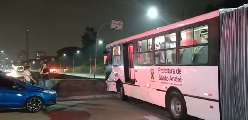 Acidente entre ônibus e carro deixa feridos em Santo André