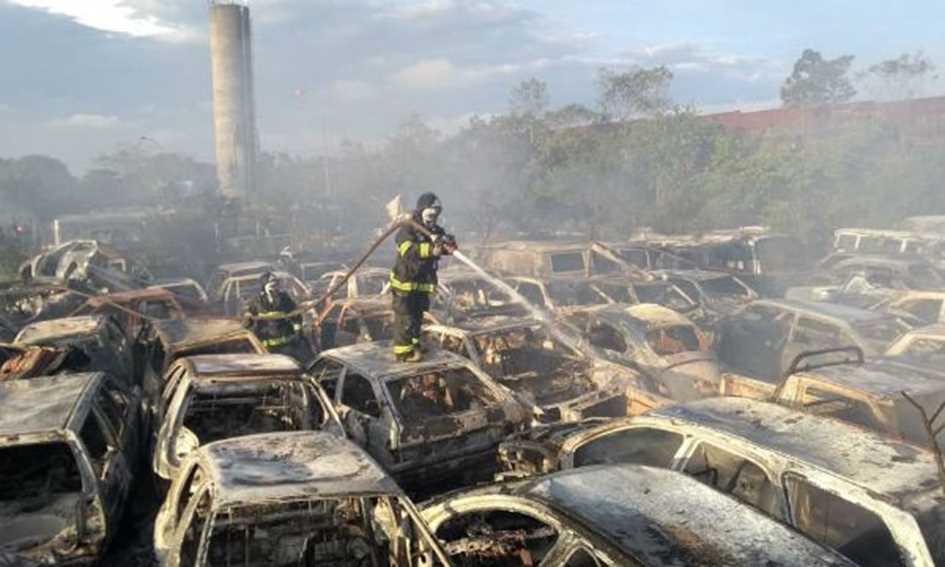 Pátio pega fogo em Diadema e dezenas de carros são destruídos