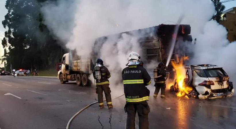 Após acidente, caminhão e carro pegam fogo na Anchieta