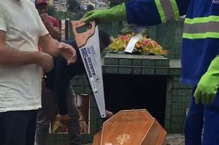 Funcionários do Cemitério de Mauá queriam serrar caixão de uma idosa
