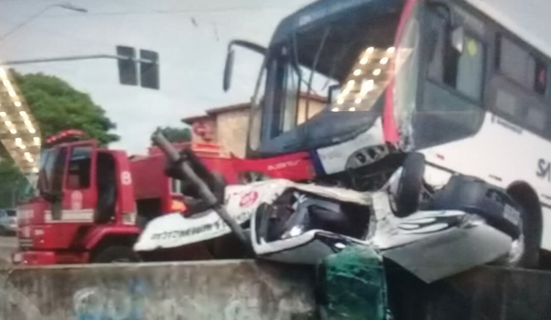 Grave acidente entre ônibus e carro deixa vítima em Santo André