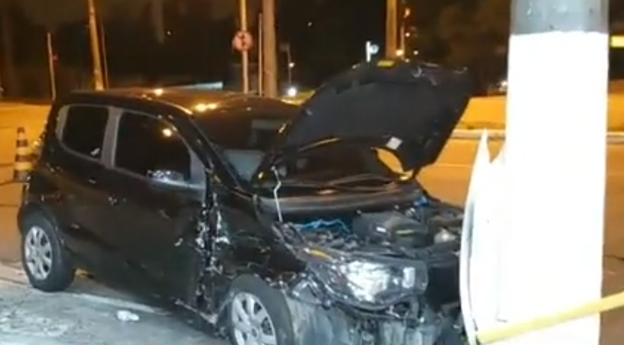 Acidente com três carros deixa vítimas em Diadema