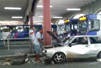 Motorista destrói carro após ser parado em blitz de S.Caetano; Veja vídeo