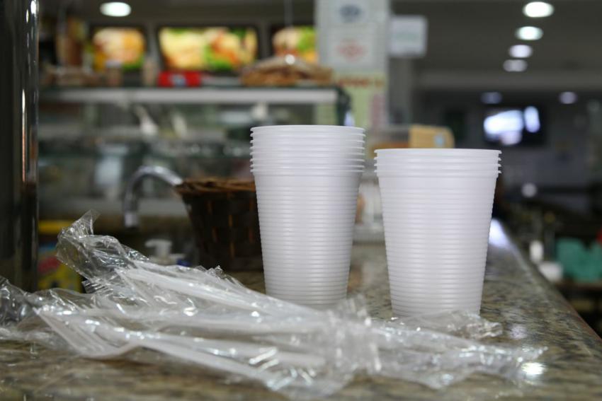 Lei proíbe copos e talheres de plástico em São Paulo