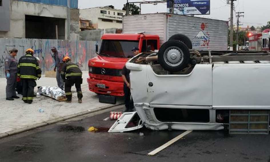 Acidente entre 3 veículos em Sto.André deixa uma vítima nas ferragens 