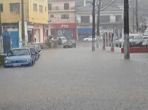 Chuvas provocam alagamentos em Rio Grande da Serra