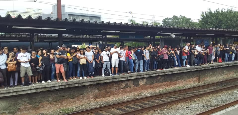 Passageiros enfrentam superlotação nas estações de trem de Sto.André e Mauá